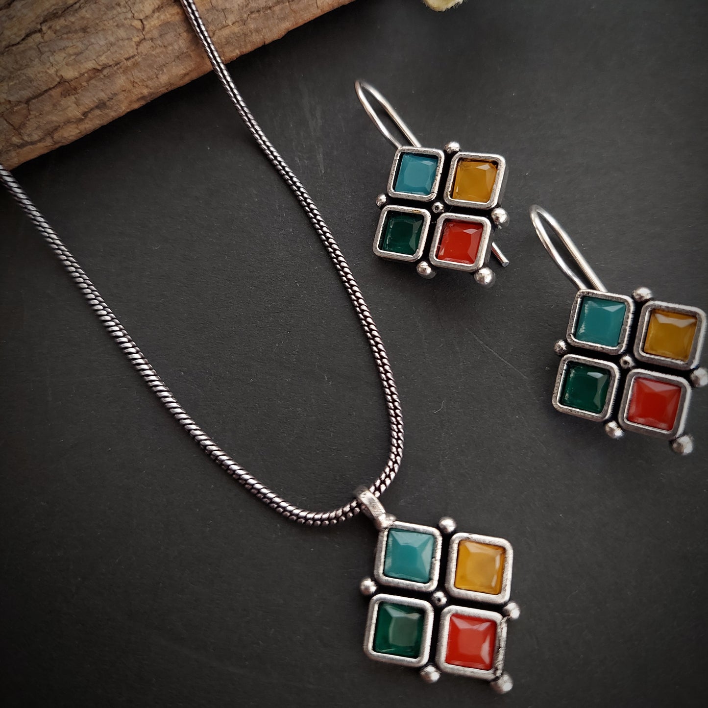 Aashirs Silver Toned Stone Setting Pendant Earring Set - Multicolored