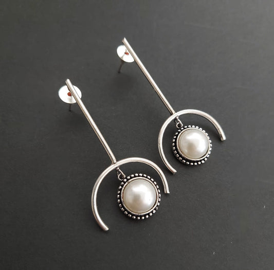 Contemporary Pearl Setting Earrings