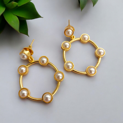 Graceful Loop :Pearl Studded Earring