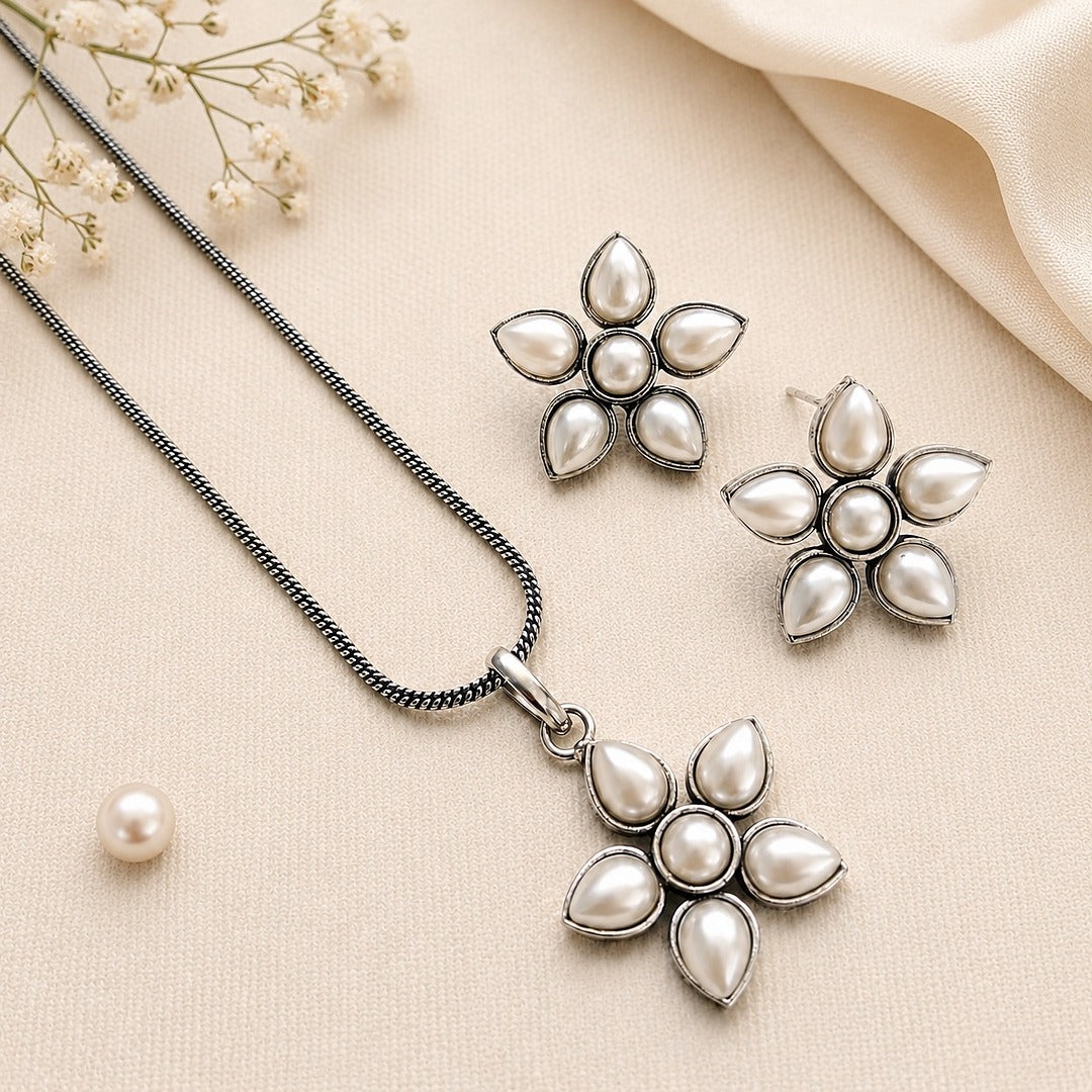 Blooming Pearl: Pearl Pendant and Earring Set