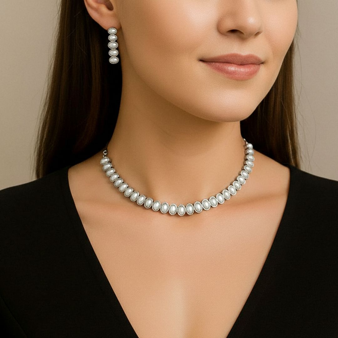 Pearl Linea: Pearl Necklace and Earring Set