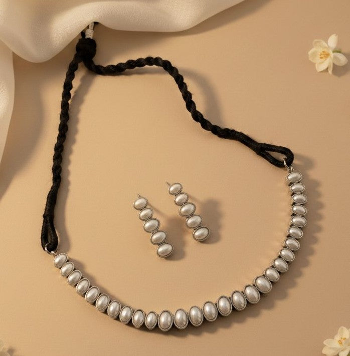 Pearl Linea: Pearl Necklace and Earring Set