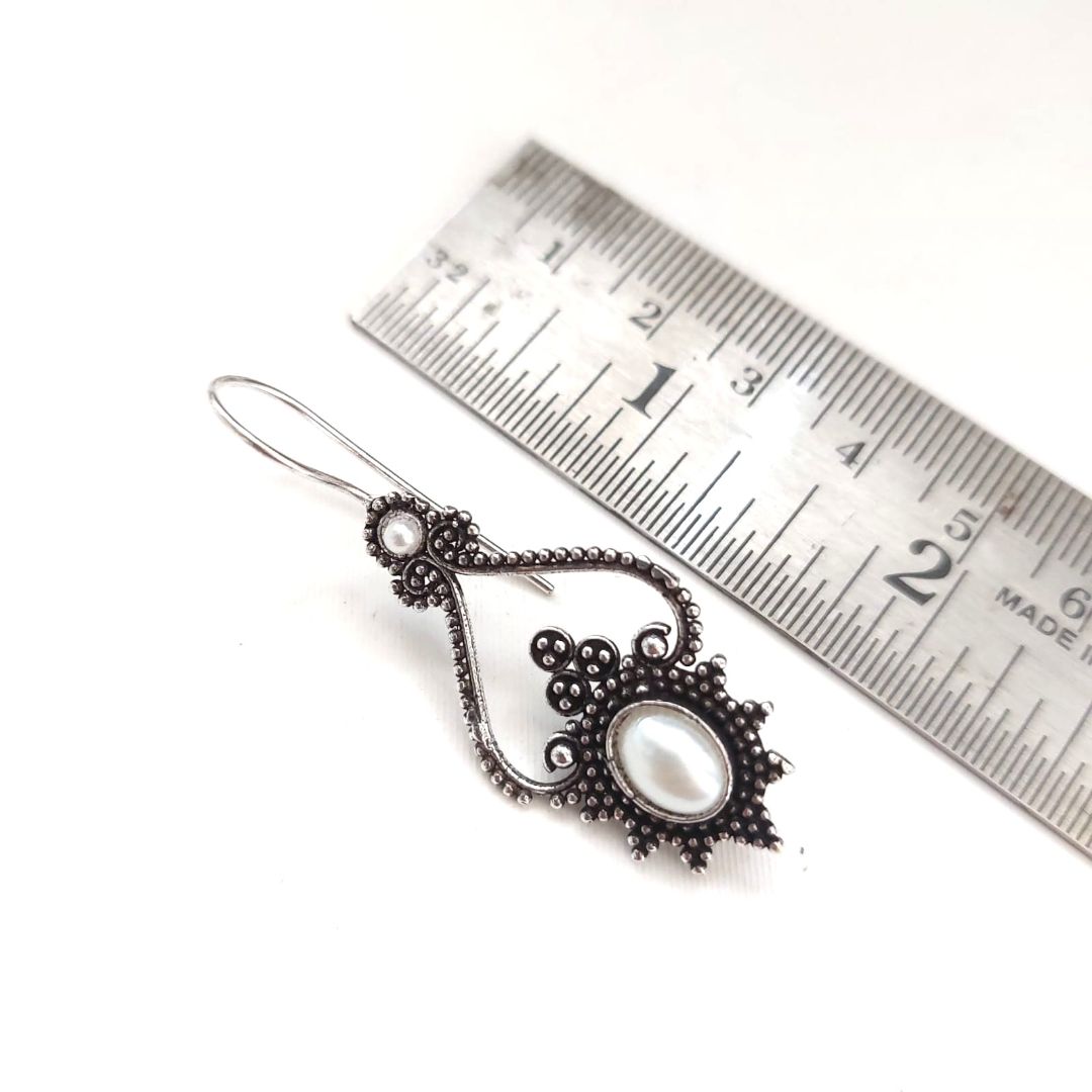 Ripple Curve: Silver Toned Pearl Earring
