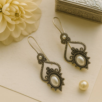 Ripple Curve: Silver Toned Pearl Earring