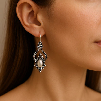 Ripple Curve: Silver Toned Pearl Earring