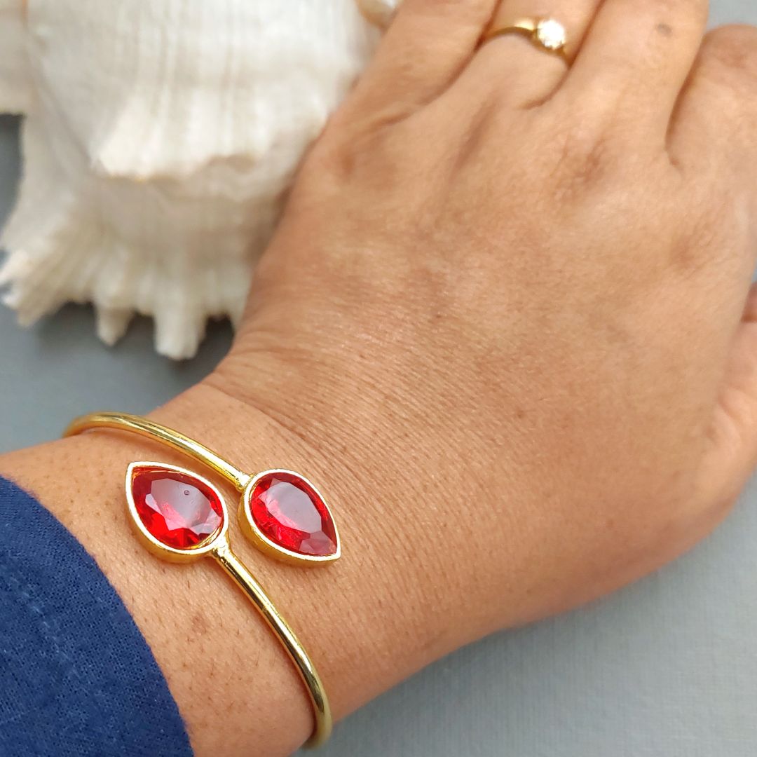 Imperial Red Gild : Gold Toned Bracelet with Orange Stones