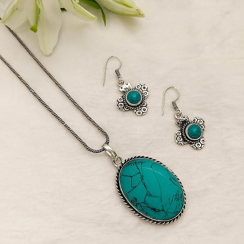 Blue Vein Beauty : Turquoise Pendant and Earring Set