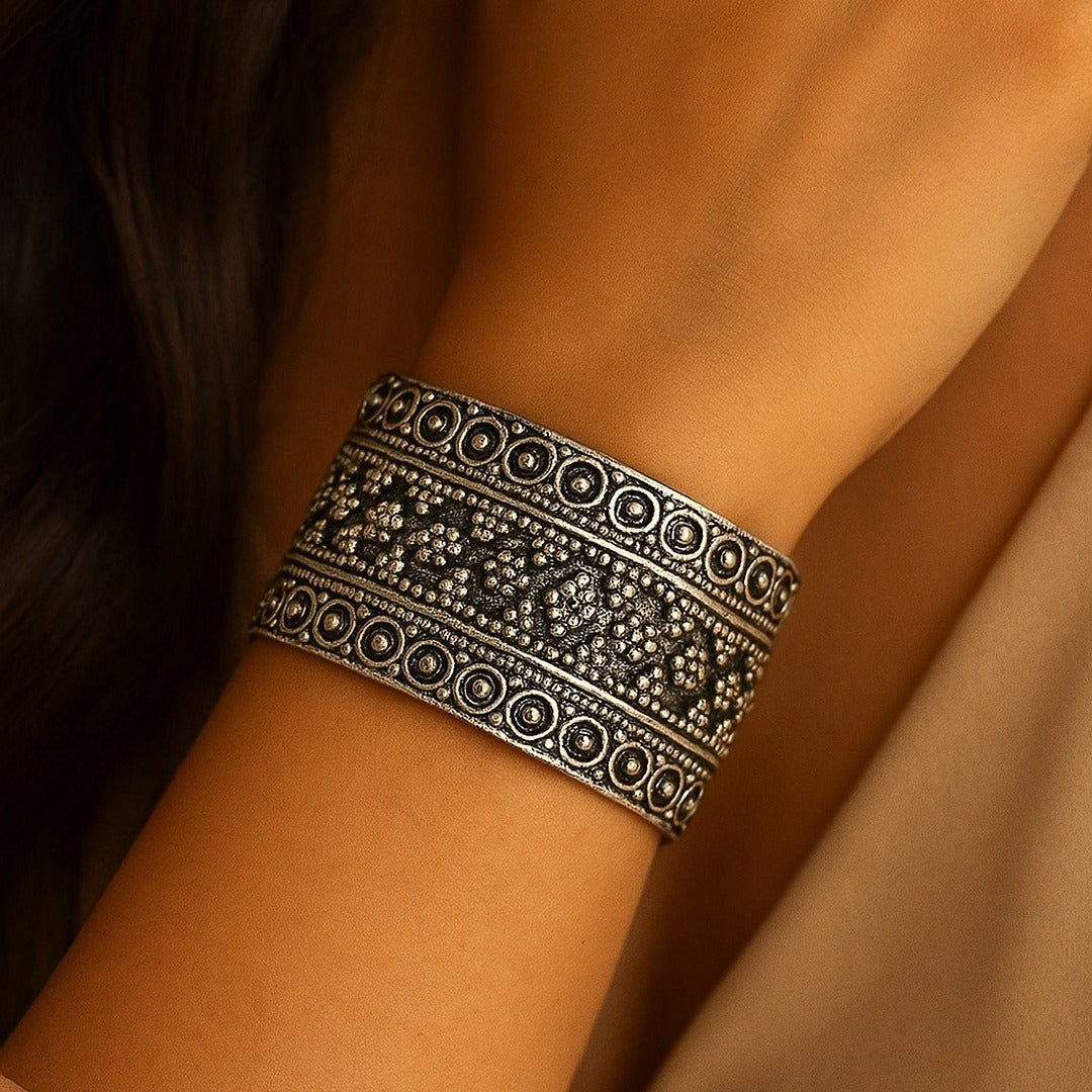 Aarza: Antique cuff bracelet