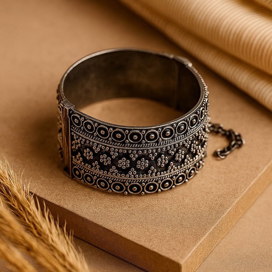 Aarza: Antique cuff bracelet
