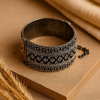 Aarza: Antique cuff bracelet