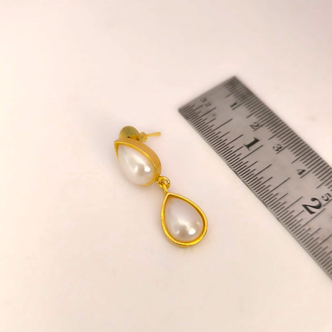 Suhani: Gold toned Pearl Necklace and Earring Set