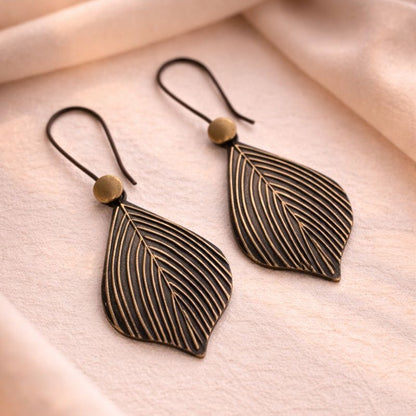 Veil Leaf Earrings: Black and golden Combination