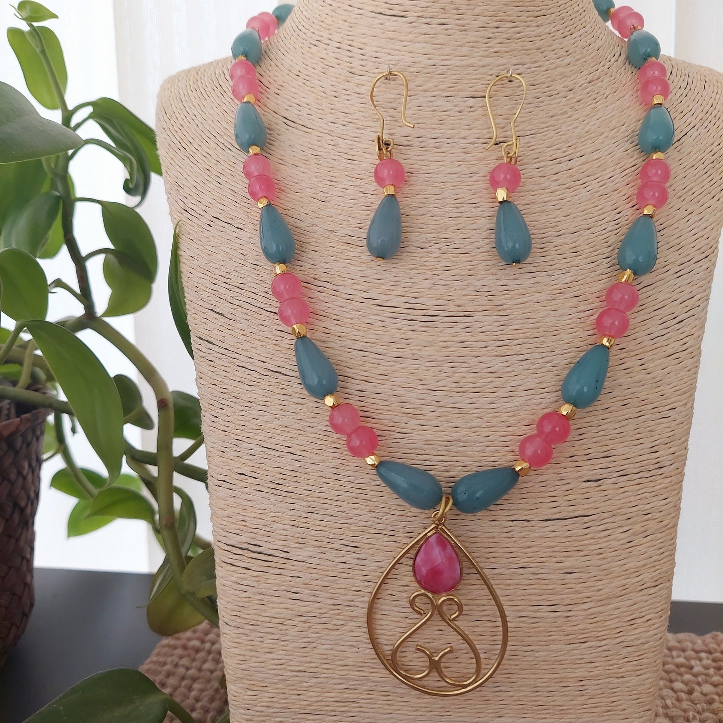 Beautiful Green and Pink Beaded Neckset with Gold Detailed Stone Studded Pendant